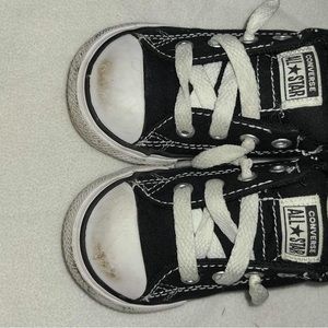 Converse  shoes 
Size 6